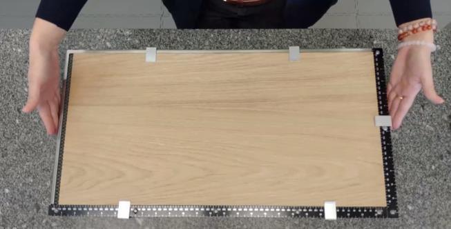 クランプを使用して、ハニカムテーブルに木製シートを固定します